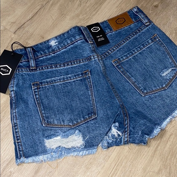 ✨ RVCa women’s the boyfriend jean shorts ✨ - Picture 3 of 3